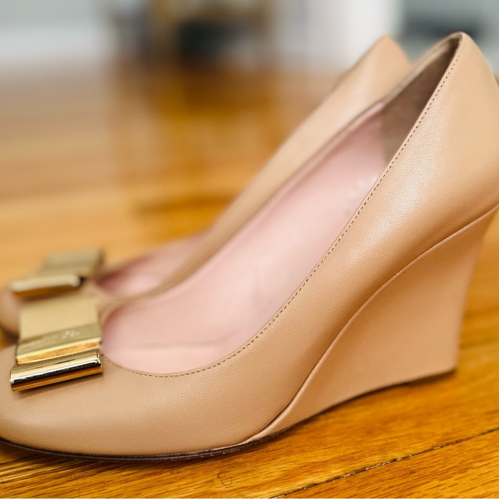 Kate Spade Tan Wedge Pumps with Gold Bow
